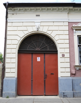 Arany János u. 57.